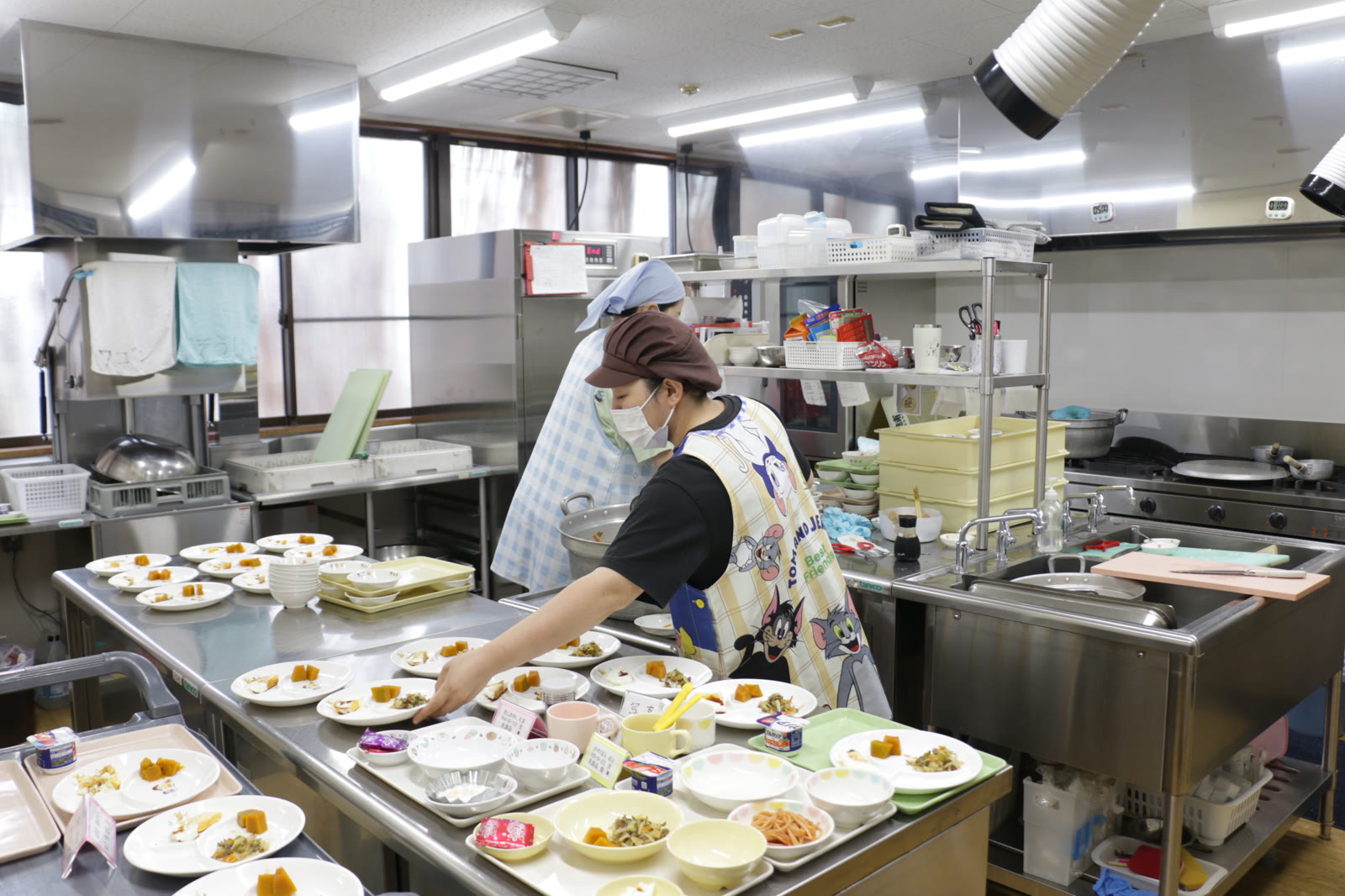 園内の調理室で給食を準備するスタッフ