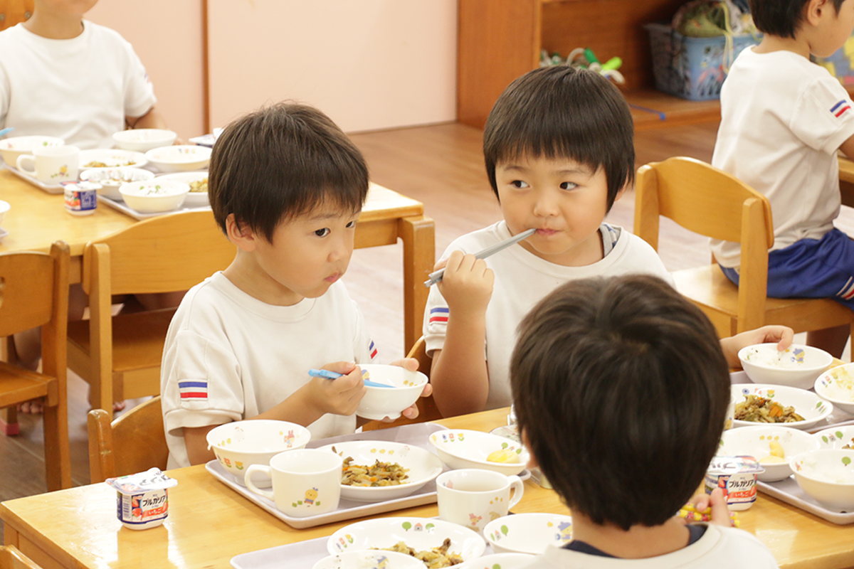 友だちと食卓を囲む子どもたち